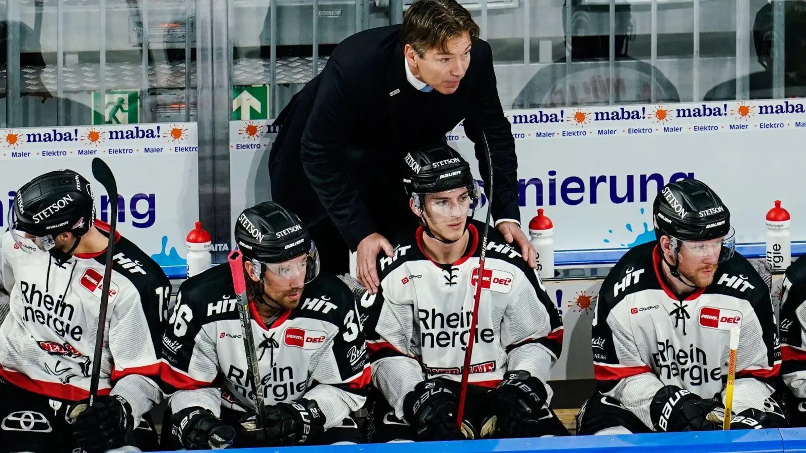 Trainer Uwe Krupp und seine Kölner Haie stehen in den Playoffs. (Foto: Uwe Anspach/dpa/Archiv)