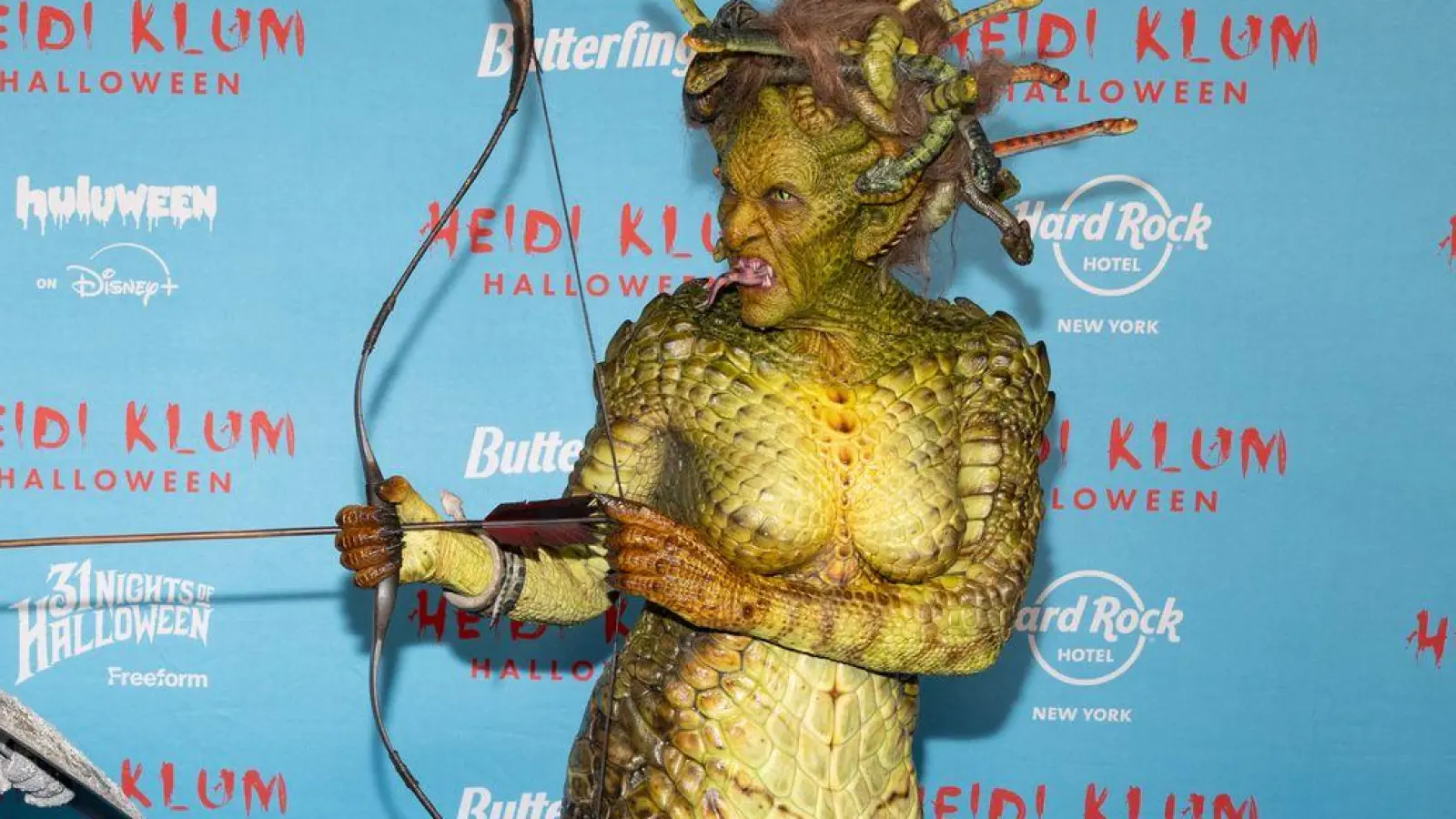 Klum erscheint als Medusa, ihr Mann als versteinerter griechischer Soldat. (Foto: CJ Rivera/Invision/dpa)