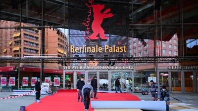 Am Potsdamer Platz wurde bereits der Teppich für die Stars ausgerollt. (Archivbild) (Foto: Sebsstian Gollnow/dpa)