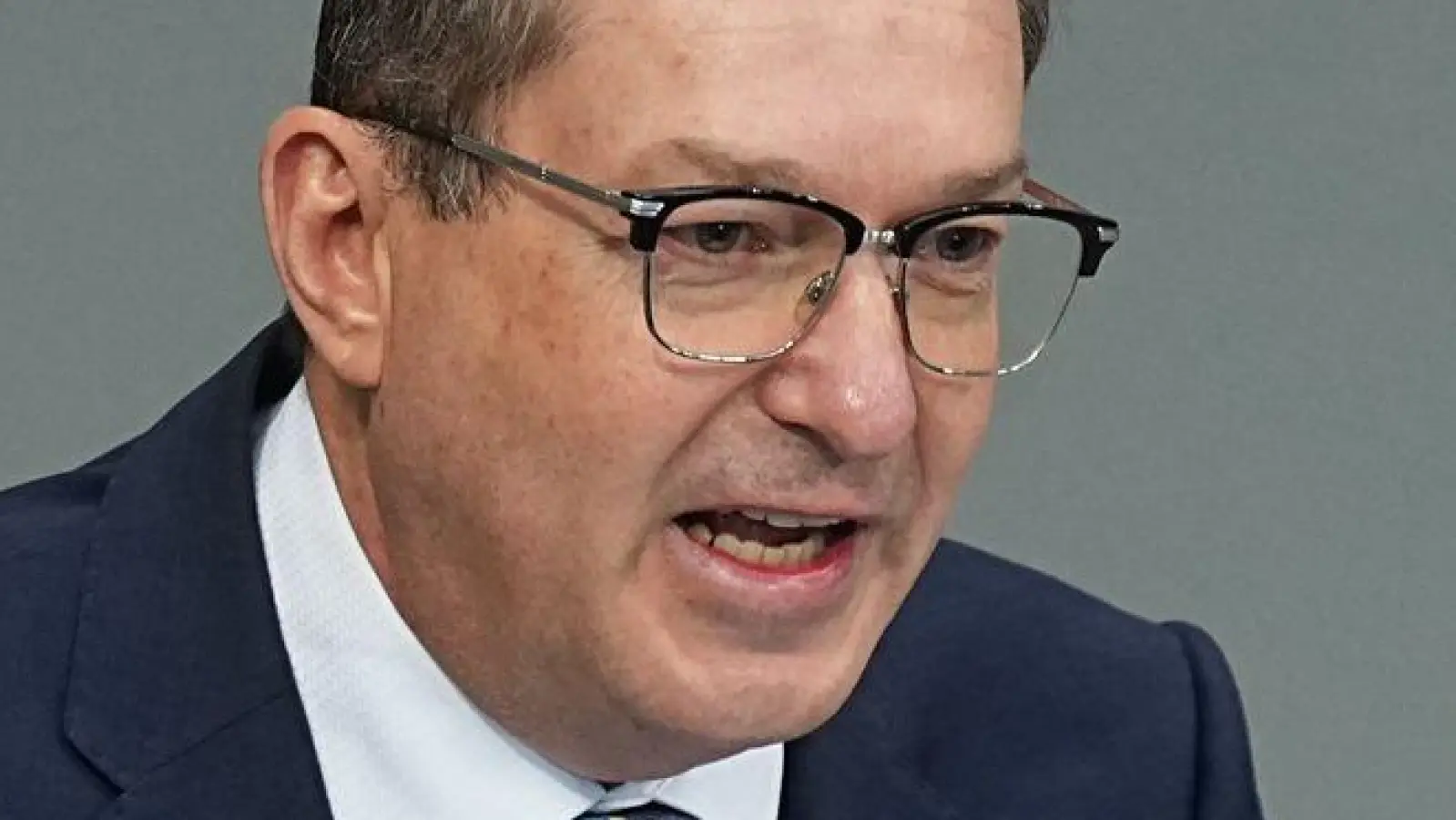 Bundesinnenminister Alexander Dobrindt (CSU) will sich verstärkt um  unerlaubte Drohnenüberflüge kümmern.     (Foto: Michael Kappeler/dpa)
