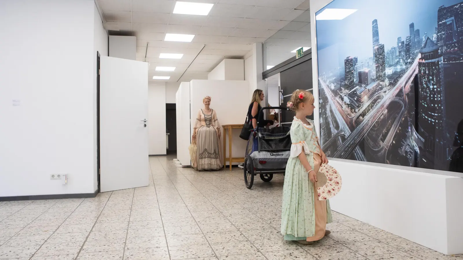 Ein Mädchen im Kunsthaus R3 vor einem Bild von Christian Höhn, das im Rahmen der Gruppenausstellung „Rokokissimo” zu sehen ist. (Foto: Evi Lemberger)