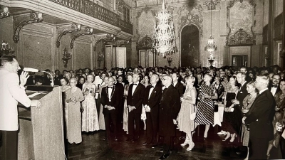 Der Staatsempfang im Jahr 1983 im Prunksaal des Schlosses: Bayerns stellvertretender Ministerpräsident Karl Hillermeier hieß die Gäste aus nah und fern willkommen. (Repro: Lara Hausleitner)