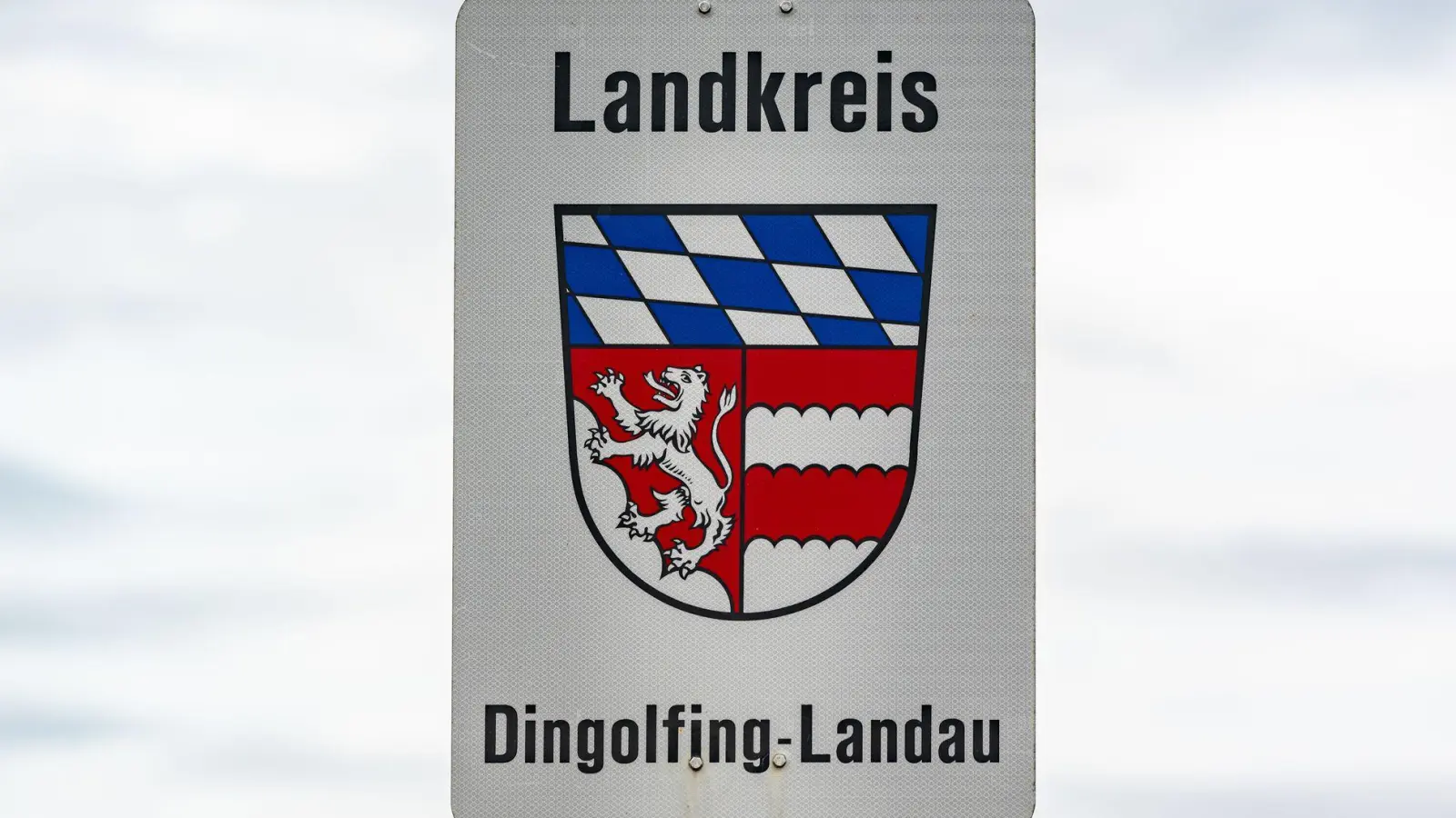 Es wurden fünf Männer festgenommen, die einen Anschlag auf einen Weihnachtsmarkt im Raum Dingolfing geplant haben sollen. (Archivbild) (Foto: Armin Weigel/dpa)