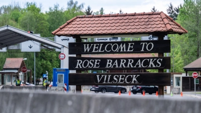 „Welcome to Rose Barracks Vilseck“, steht am Eingang zum US-Standort in der Oberpfalz. Das US-Verteidigungsministerium hatte angekündigt, rund 5.000 der etwa 39.000 in Deutschland stationierten US-Soldaten abzuziehen.  (Foto: Armin Weigel/dpa)