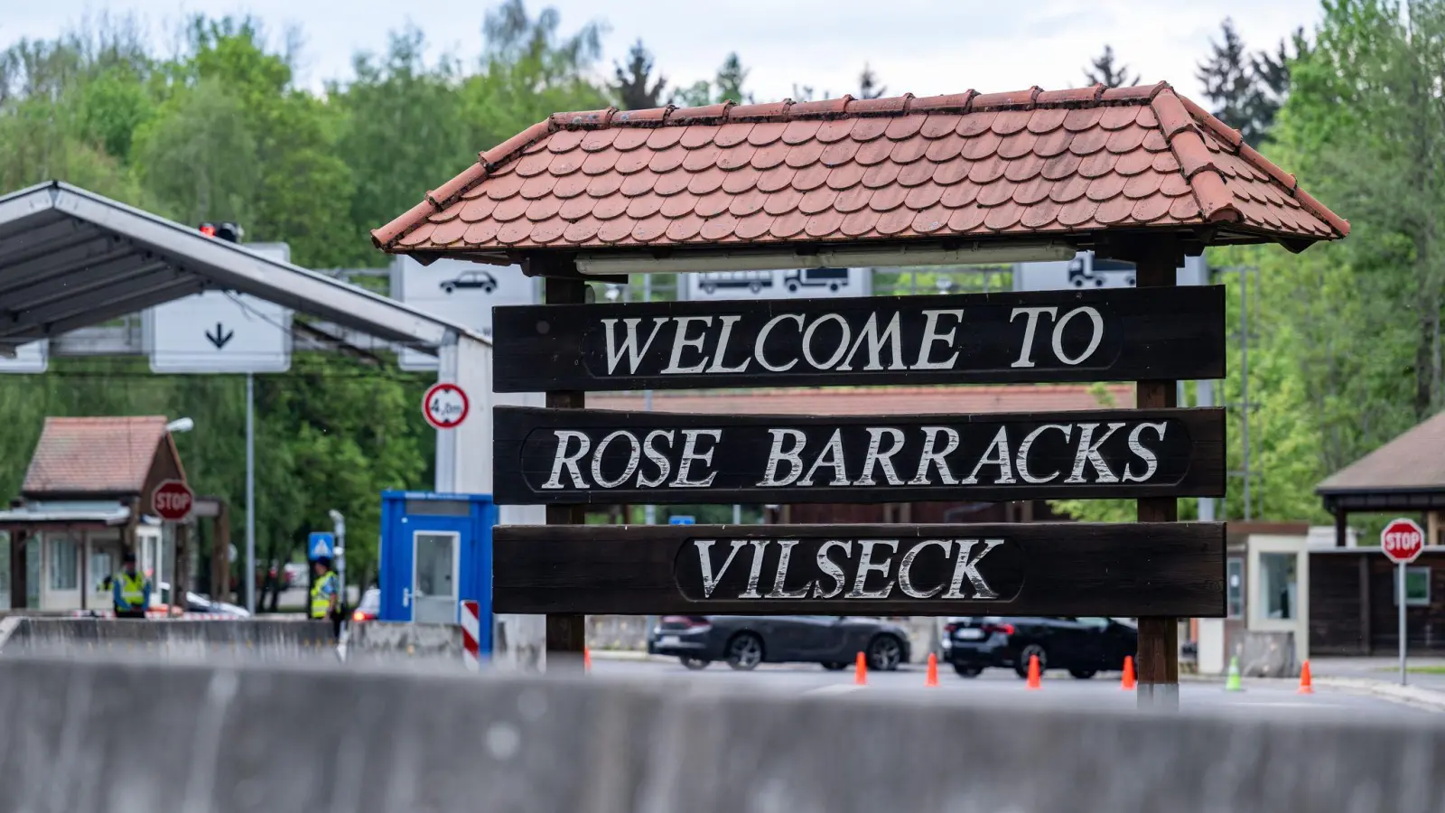 „Welcome to Rose Barracks Vilseck“, steht am Eingang zum US-Standort in der Oberpfalz. Das US-Verteidigungsministerium hatte angekündigt, rund 5.000 der etwa 39.000 in Deutschland stationierten US-Soldaten abzuziehen.  (Foto: Armin Weigel/dpa)