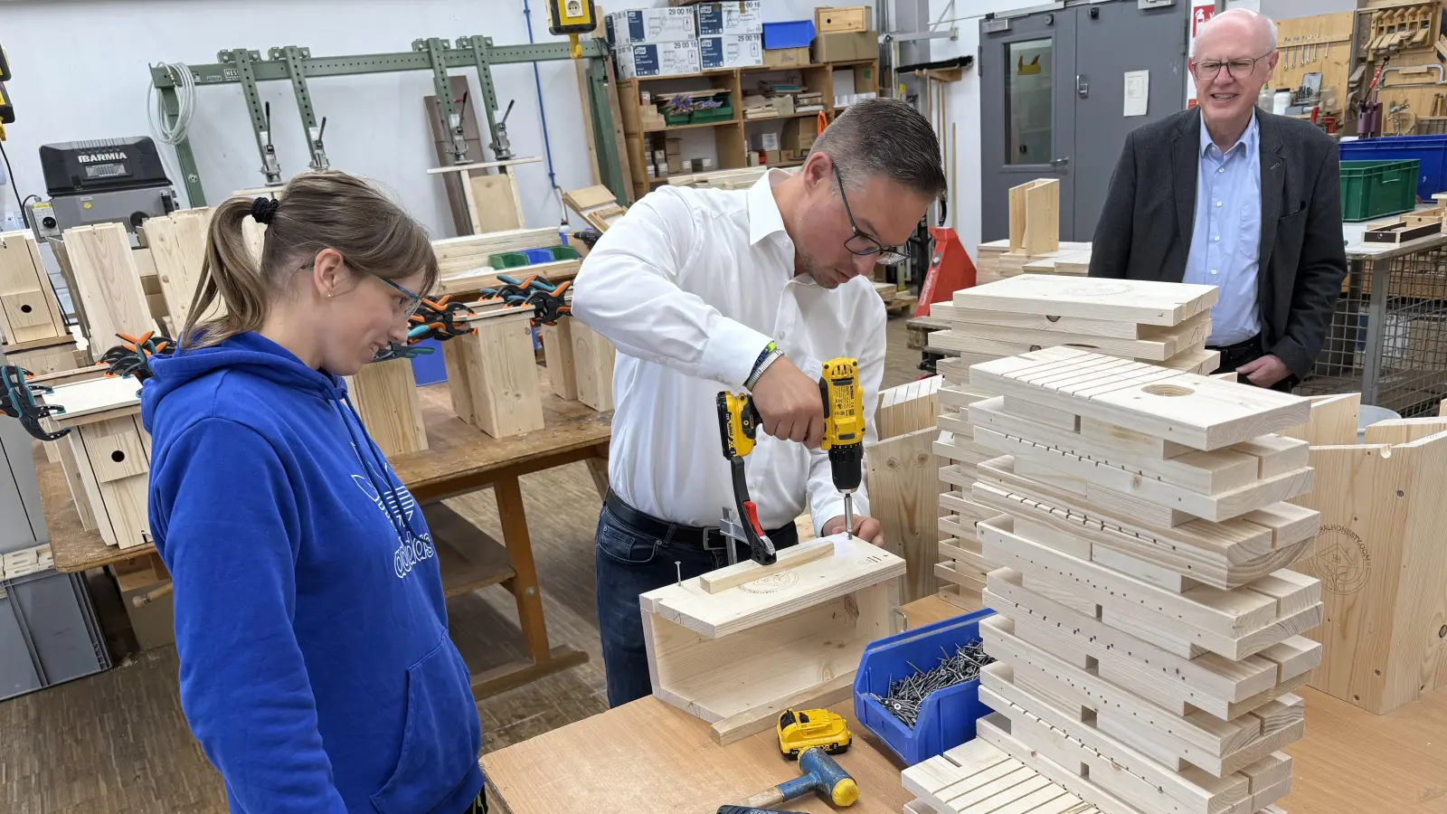 Sein handwerkliches Können stellte Werner Stieglitz (Mitte) im Rahmen der Aktion „Schichtwechsel“ unter Beweis. Helena Ott und Dieter Bögelein erklärten ihm die notwendigen Schritte, wie so ein Vogelhäuschen zusammenzustellen ist. (Foto: Sylvia Fehlinger)