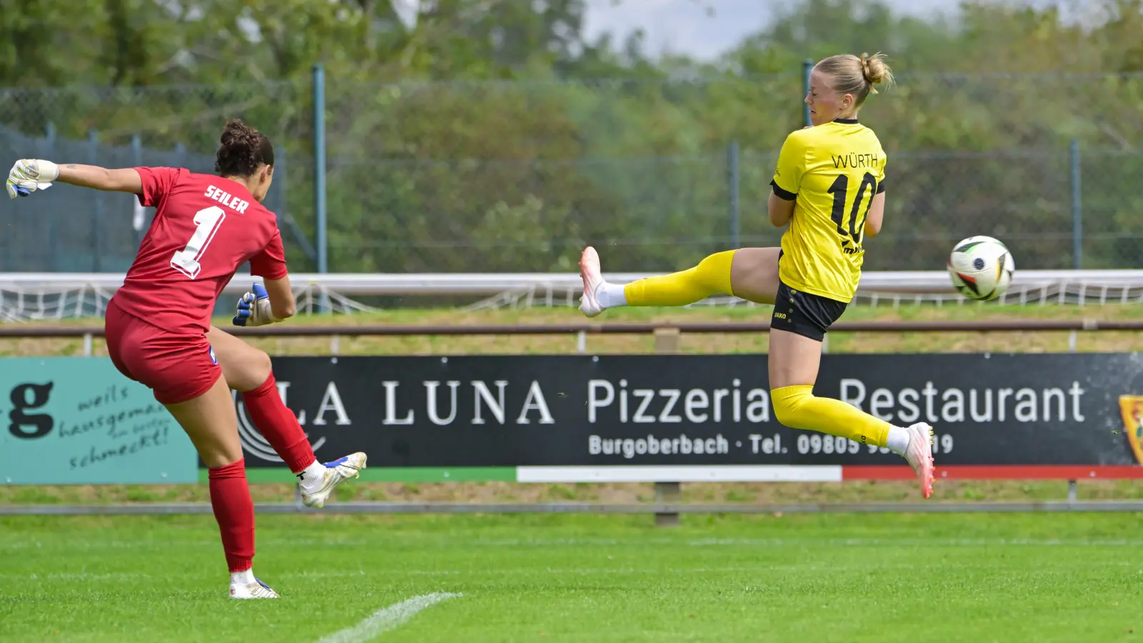 Bemüht, aber ohne Erfolg: Lea Würth (rechts), hier im Spiel gegen den Karlsruher SC, unterlag mit dem SV Weinberg in München. (Foto: Martin Rügner)