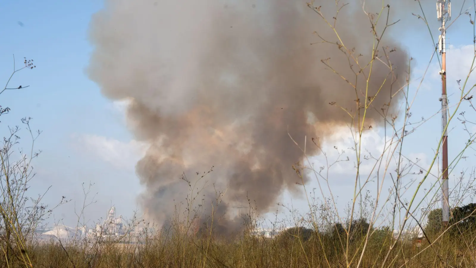 Nach dem Einschlag von Teilen einer Huthi-Rakete ist in Israel ein Feuer ausgebrochen.  (Foto: Ilia Yefimovich/dpa)