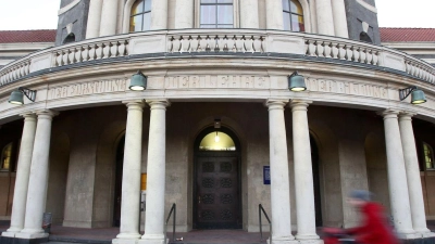 Das Hauptgebäude der Universität Hamburg. Nach der Ringvorlesung „Judenfeindlichkeit, Antisemitismus, Antizionismus - aktuelle Formen antijüdischer Gewalt“ kam es zu einer Schlägerei (Archivbild). (Foto: Bodo Marks/dpa)