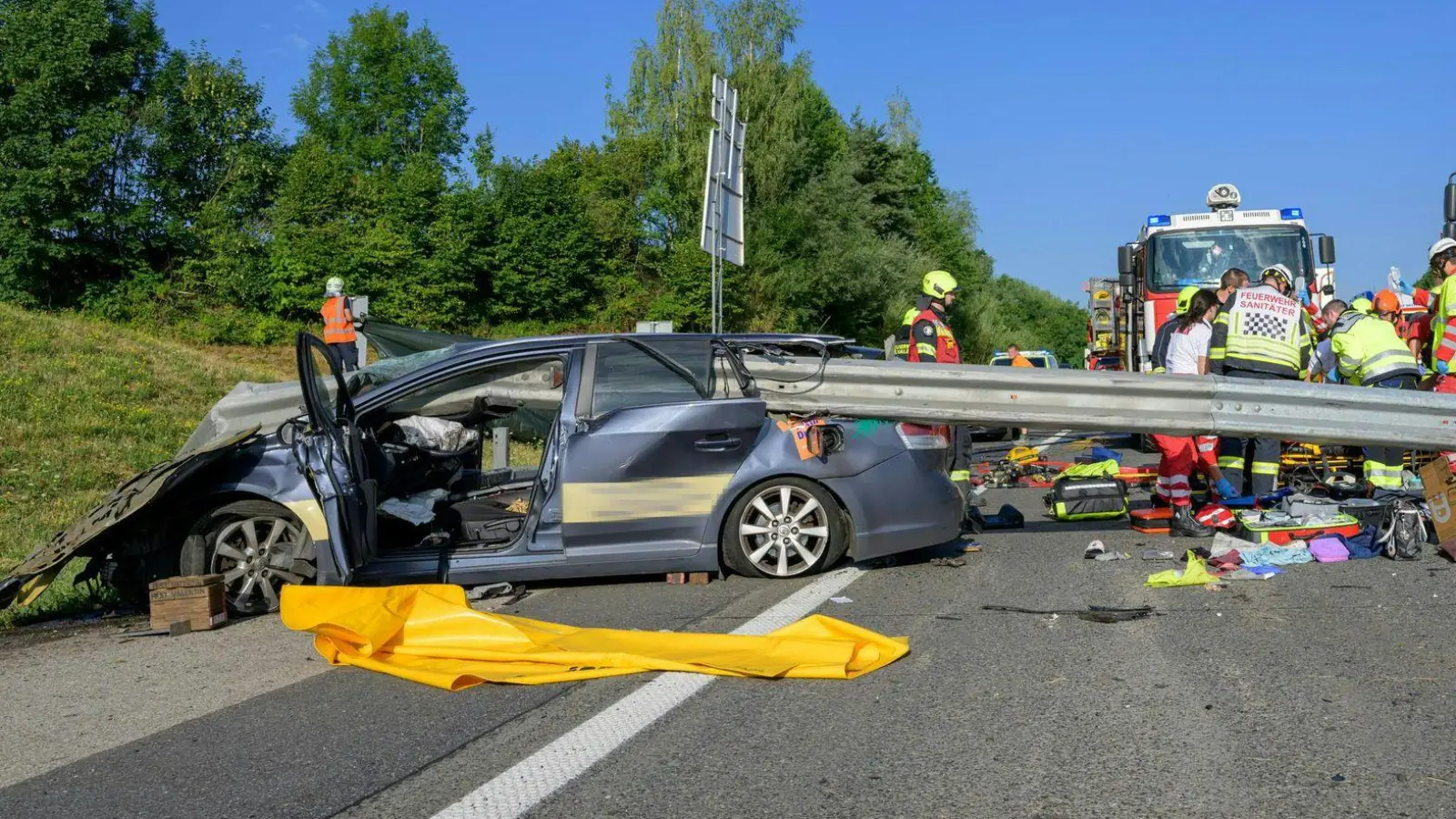 Zwei Männer starben in diesem Wrack, eine Frau wurde schwer verletzt. (Foto: Werner Kerschbaummay/Fotokerschi/APA/dpa)