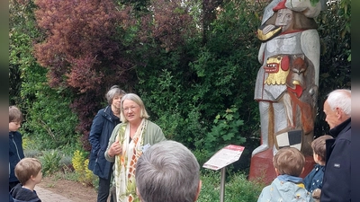 Für die kleinen und großen Gäste war die Markgrafenführung von Eva Hahn (Mitte, mit buntem Tuch) in Neustadt ein spannendes Ereignis. (Foto: Sandra Buchwald)