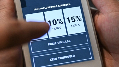 Welches Feld auf der Anzeige tippt man fürs Trinkgeld im Restaurant an? (Symbolbild) (Foto: Jens Kalaene/dpa)