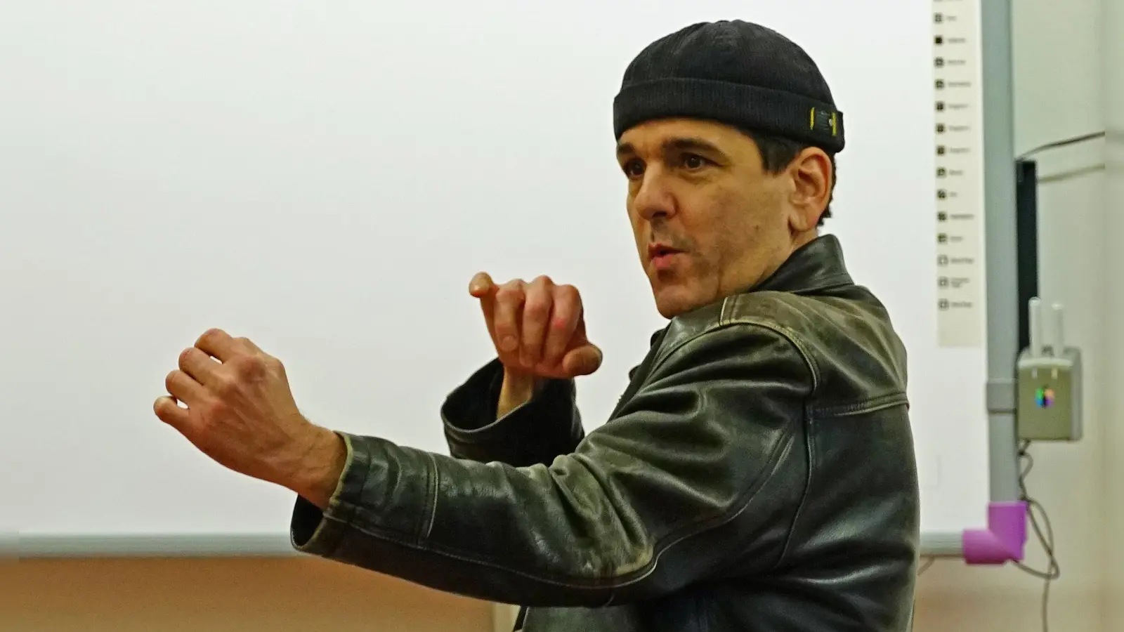 Andreas Peteratzinger spielt Hans, der die Last der Erinnerungen nicht abzuschütteln vermag.  (Foto: Elke Walter)