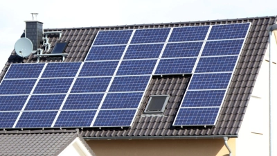 Ob ein Hausdach für die Gewinnung von solarer Energie geeignet ist, lässt sich auch für den Landkreis Ansbach im Solarportal nachschlagen. (Symbolbild: dpa-tmn/Nestor Bachmann)