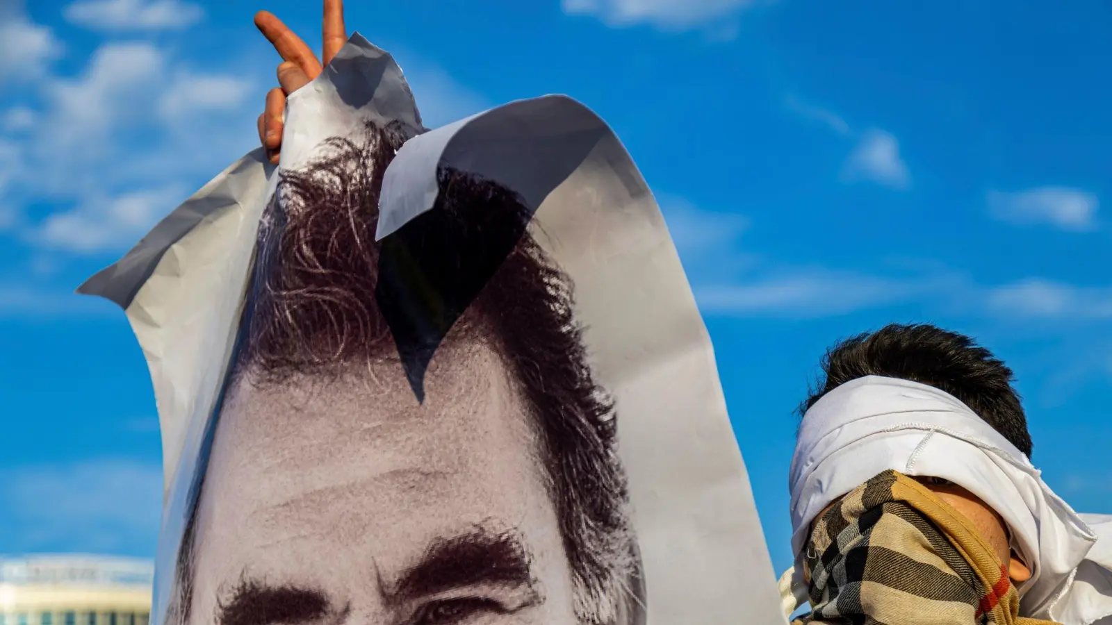 Wenige Tage nach dem Aufruf von Gründer Öcalan verkündet die PKK nun einen Waffenstillstand (Foto: Metin Yoksu/AP/dpa)
