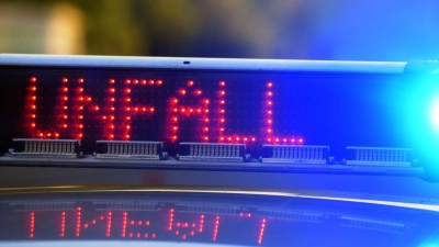 Polizei und Rettungskräfte waren nach dem Unfall im Einsatz. (Symbolbild) (Foto: Stefan Puchner/dpa)
