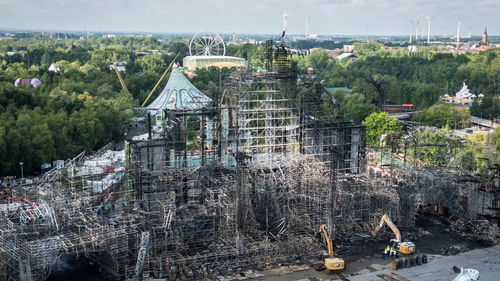 Tomorrowland-Hauptbühne ist komplett abgebrannt: Diese Drohnenaufnahme zeigt die Hauptbühne nach dem gestrigen Brand auf dem Festival-Gelände. (Foto: Stringer/Belga/dpa)