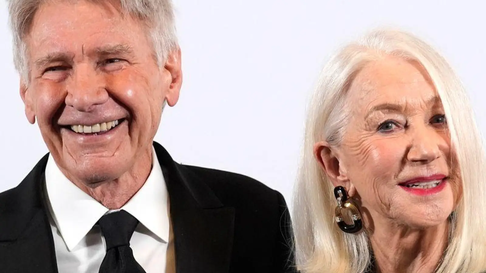 Harrison Ford und Helen Mirren verbrachten beim Dreh der Western-Saga „1923“ auch ihren Feierabend oft miteinander. (Archivbild) (Foto: Chris Pizzello/Invision via AP/dpa)