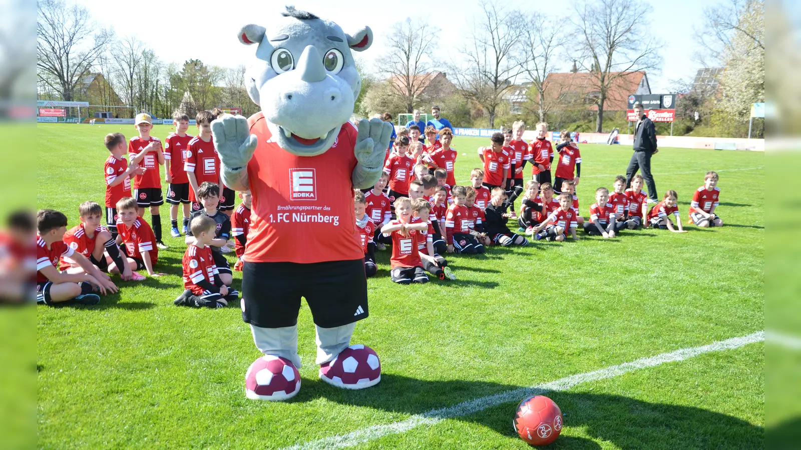 Das Maskottchen des 1. FC Nürnberg, Nashorn „Rhinola”, kam auch mit nach Neustadt zum Trainingscamp und begeisterte die jungen Nachwuchstalente. (Foto: Christa Frühwald)