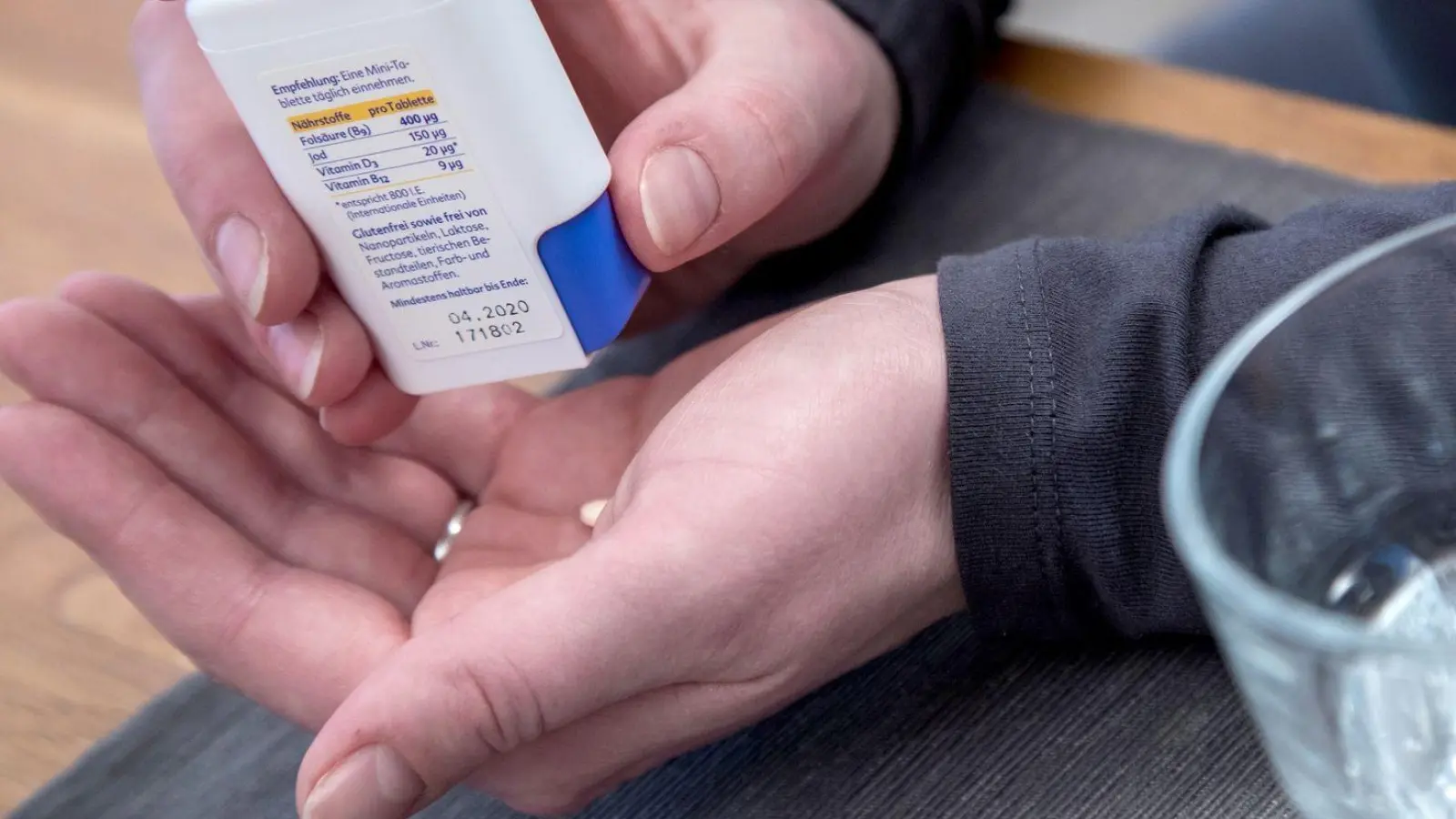 Bei Kinderwunsch und in der frühen Schwangerschaft sollten Frauen Folat zu sich nehmen. Zum Beispiel in Form von Folsäure-Tabletten. (zu dpa: „Rund um den Schwangerschaftsbeginn Folsäure einnehmen“) (Foto: Christin Klose/dpa-tmn/dpa)