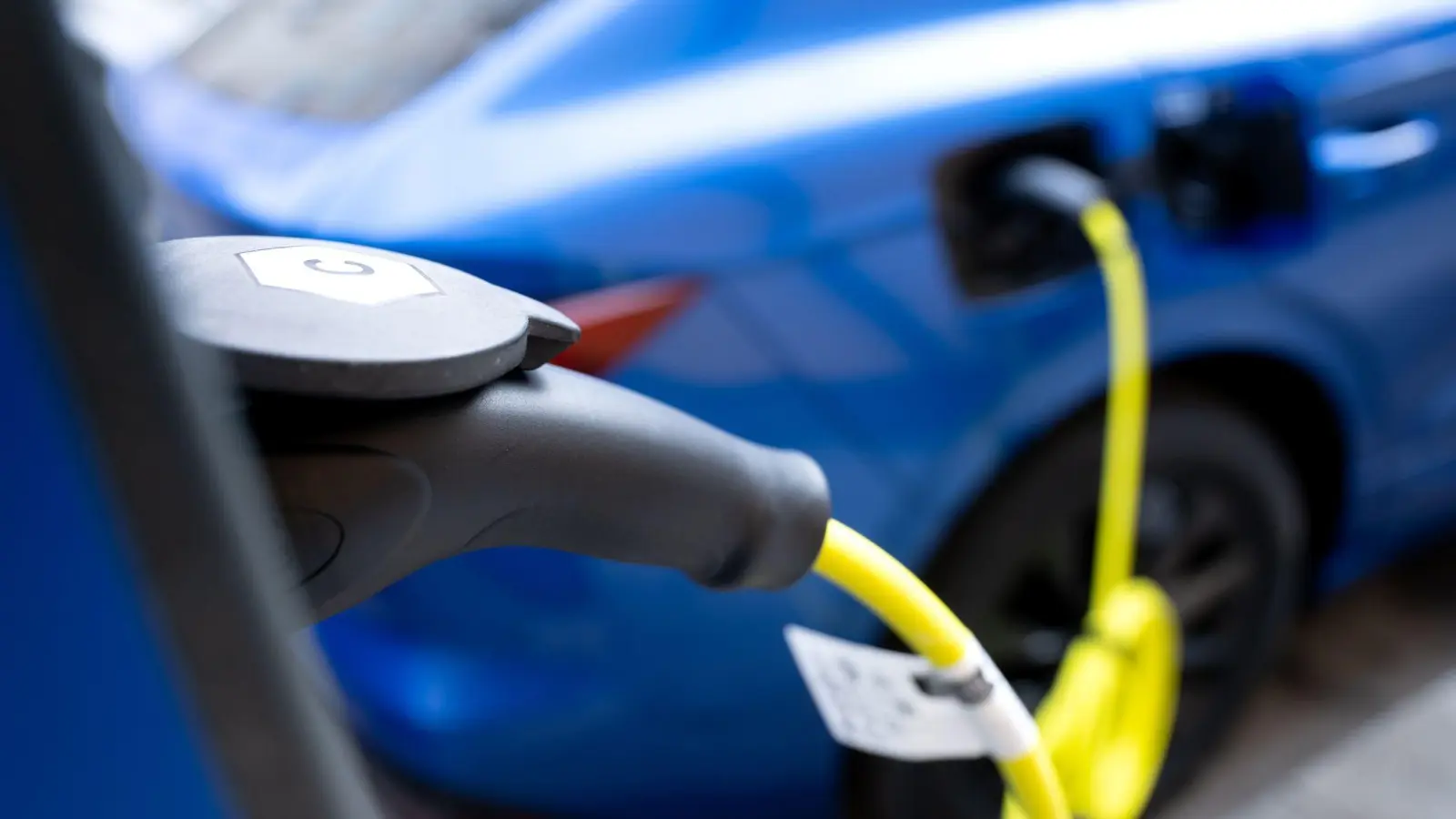 Für den ADAC ist die Befreiung von der Kfz-Steuer eine Stellschraube, um die Elektromobilität zu unterstützen.  (Foto: Sven Hoppe/dpa)