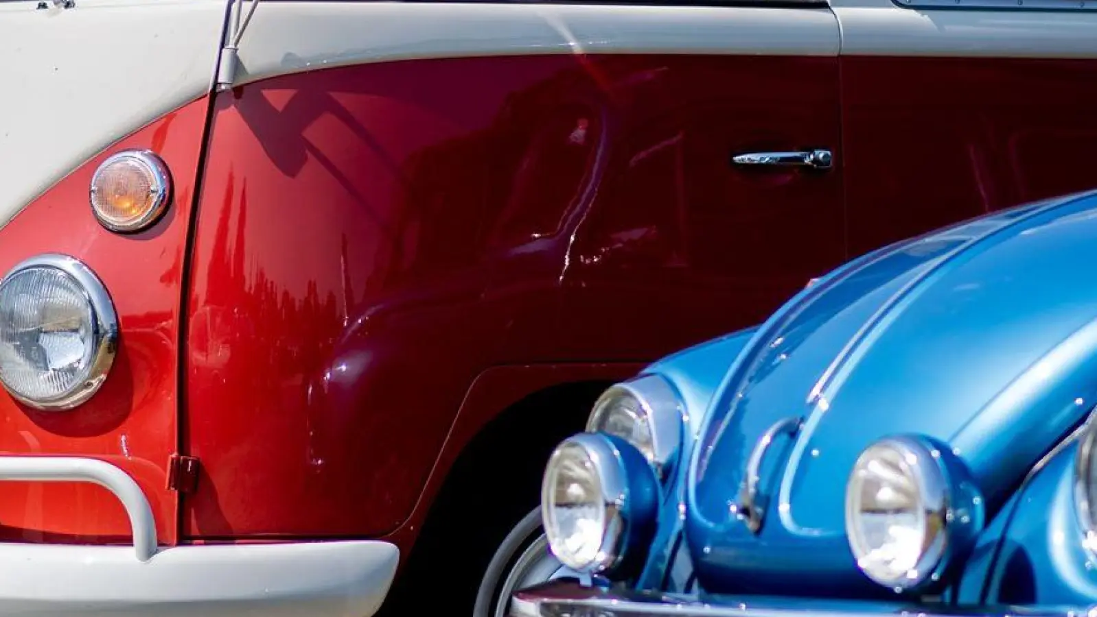 Ein Volkswagen T1 und ein VW-Käfer  beim Bockhorner Oldtimermarkt. (Foto: Hauke-Christian Dittrich/dpa)