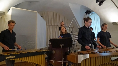 Percussion und Gesang verbanden sich in Liz Gaals Stück „All I Think About“ zu einem großartigen Konzertfinale (von links, vordere Reihe): Lennart Grünhagen, Elias Scheu (Trommel), Sven Drostel und Anne Freimuth; dahinter, (von links) Liz Gaal und Oscar Tudge. (Foto: Elke Walter)