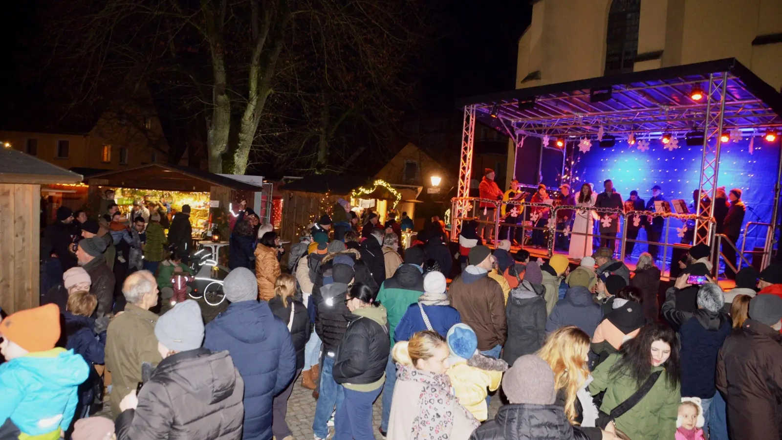 Bei der Eröffnung des Wassertrüdinger Adventsdorfs herrschte großer Andrang. Das Christkind Selina Kolb und Bürgermeister Stefan Ultsch begrüßten auf der Bühne die Gäste. (Foto: Peter Tippl)