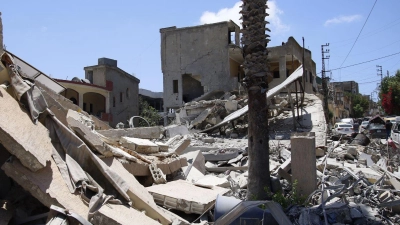 Gebäude wurden im Süden Libanons durch einen israelischen Luftangriff zerstört. (Foto: Taher Abu Hamdan/XinHua/dpa)