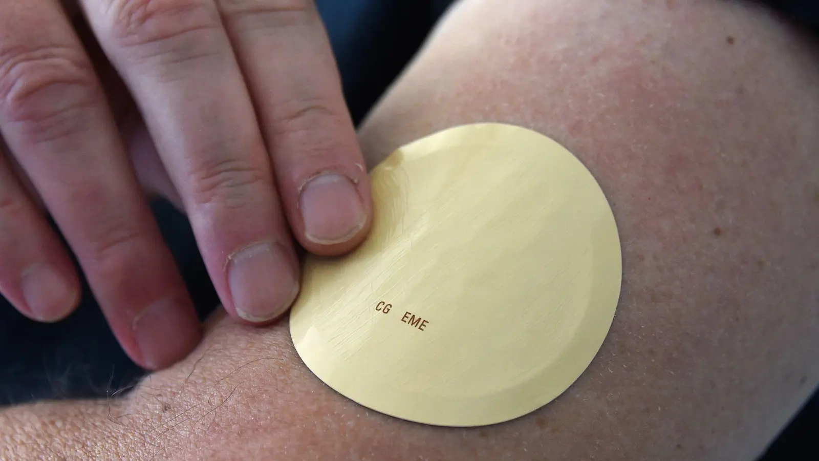 Präzise Dosierung: Wirkstoffpflaster geben Medikamente gleichmäßig über die Haut ins Blut ab. (Foto: Marcus Brandt/dpa/dpa-tmn)