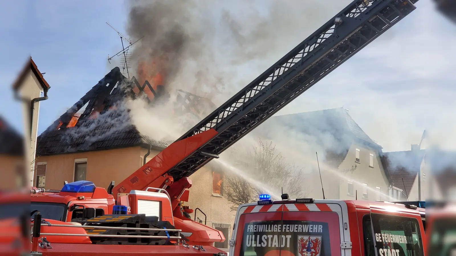 Die Feuerwehren konnten das Übergreifen des Feuers auf die benachbarten Gebäude verhindern. Das Brandhaus selbst ist aber unbewohnbar. (Foto: Ulli Ganter)