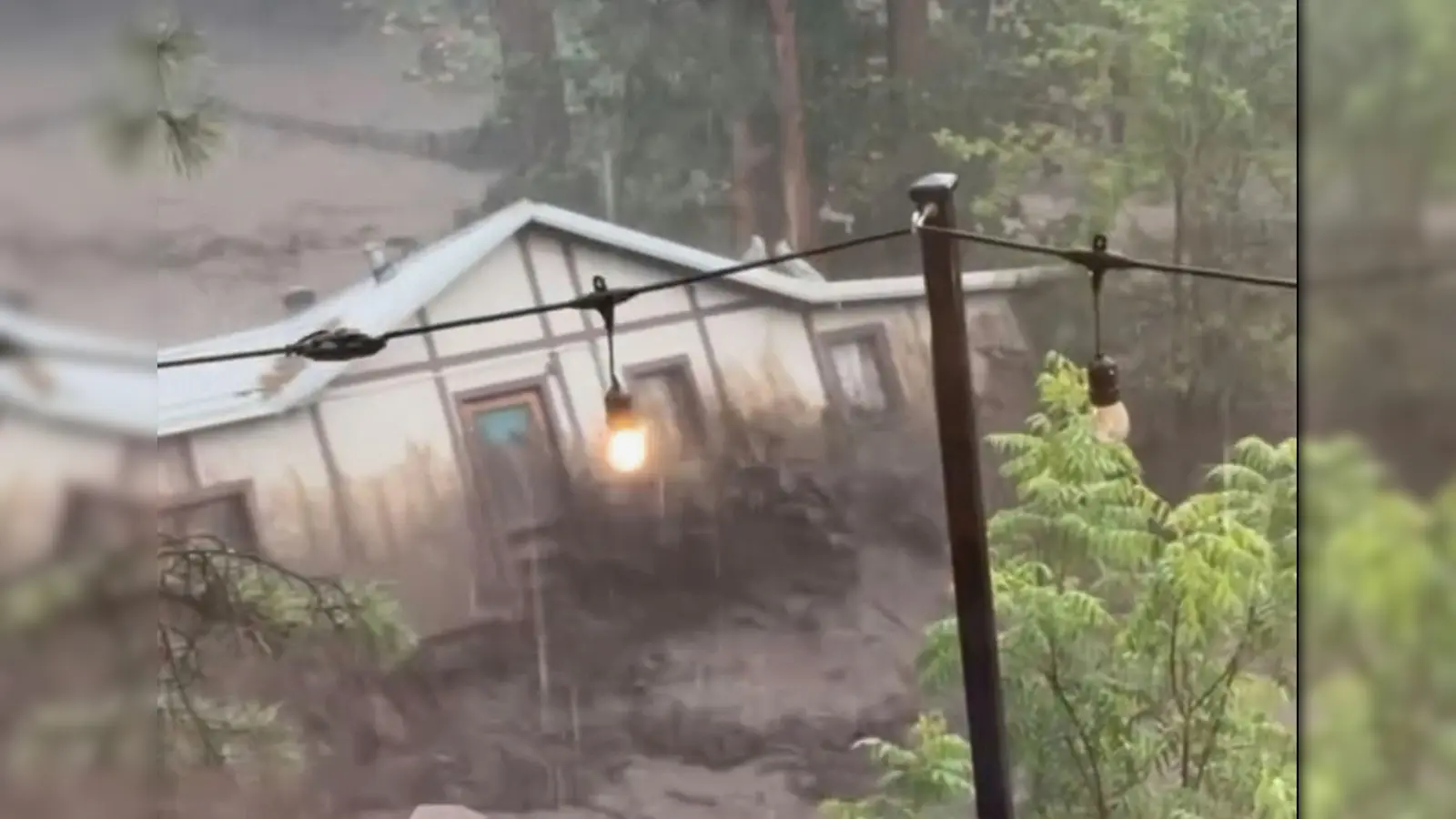 Im Ort Ruidoso wird ein ganzes Haus von den Wassermassen mitgerissen.  (Foto: Kaitlyn Carpenter/via AP/dpa)