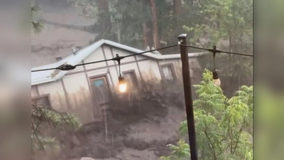 In Ruidoso wird ein ganzes Haus von den Wassermassen mitgerissen.  (Foto: Kaitlyn Carpenter/via AP/dpa)