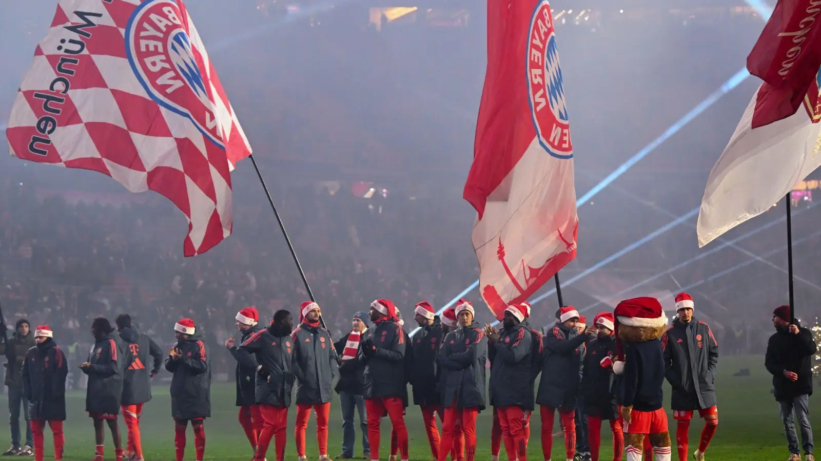 Nicht als Sieger zur Weihnachtsfeier im Stadion: Die Stars des FC Bayern. (Foto: Sven Hoppe/dpa)