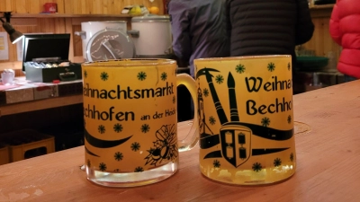 Der Weihnachtsmarkt der Vereine in Bechhofen lockt nicht nur mit familienfreundlichen Preisen, sondern auch mit einem tollen weihnachtlichen Programm.  (Foto: Johannes Flierl)