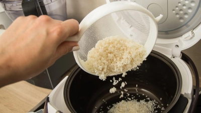 Wie viel Reis darf’s sein? Für Gäste empfiehlt sich ein Reiskocher mit mindestens drei Litern, für Singles oder Paare reicht oft ein Liter Fassungsvermögen aus. (Foto: Christin Klose/dpa-tmn)