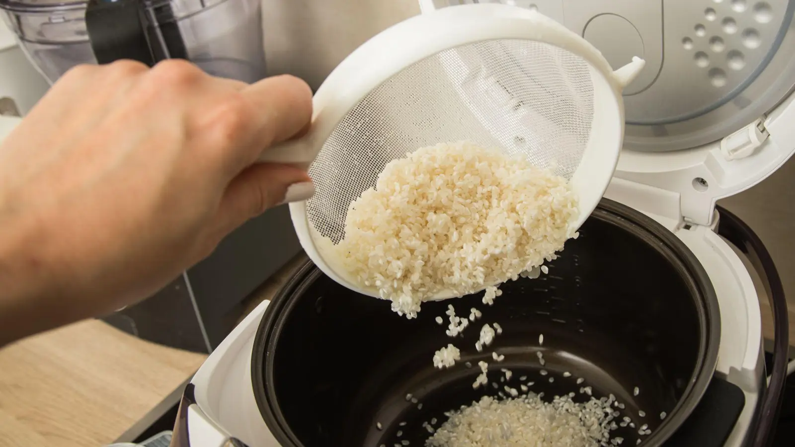 Wie viel Reis darf’s sein? Für Gäste empfiehlt sich ein Reiskocher mit mindestens drei Litern, für Singles oder Paare reicht oft ein Liter Fassungsvermögen aus. (Foto: Christin Klose/dpa-tmn)