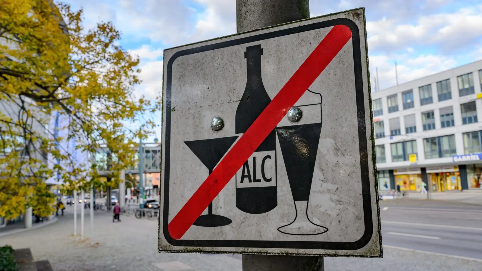 Ein Trend breitet sich aus: Zunehmend Menschen verzichten im Januar auf den Konsum von Alkohol. (Symbolbild) (Foto: Patrick Pleul/dpa)