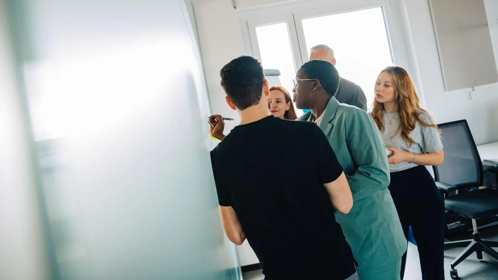 Die Lösung weit vor allen anderen erkannt: Hochbegabte sollten ihren hohen IQ im Team nicht unbedingt offenlegen - die Reaktionen sind häufig nicht nur wohlwollend. (Foto: Zacharie Scheurer/dpa-tmn)