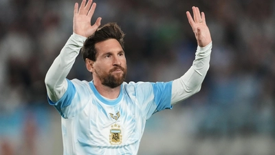 Lionel Messi vor seinem Abschiedsspiel für die argentinische Nationalmannschaft gegen Benin. (Foto: Gustavo Garello/AP/dpa)