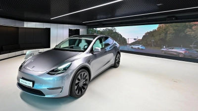 Äußerlich wie geleckt: Das Model Y von Tesla zeigt als Gebrauchtwagen auch düstere Seiten. (Foto: Patrick Pleul/dpa/dpa-tmn)
