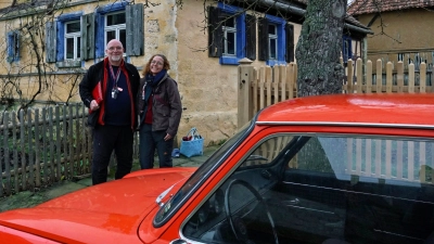 Inszenieren die Winterwandelproduktion „Feuer und Flamme“ im Fränkischen Freilandmuseum: Christian Laubert, der künstlerischer Leiter des Freilandtheaters, und Nadine Maurer. (Foto: Elke Walter)