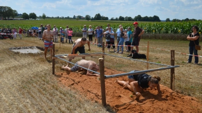 Robben durch Schlamm und Sand: Beim Spiel ohne Grenzen ist bei den Teilnehmenden voller Einsatz gefragt. (Foto: Peter Tippl)