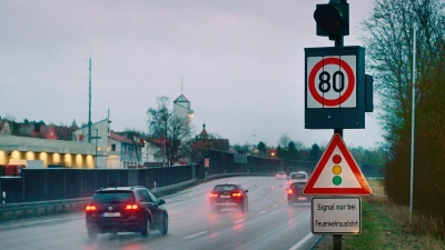 Die defekte Wechselverkehrszeichenanlage an der Ausfahrt der Feuerwache an der Staatsstraße Richtung Sachsen. Derzeit wird hier die Geschwindkeit auf 80 Stundenkilometer heruntergeregelt. (Foto: Jim Albright)