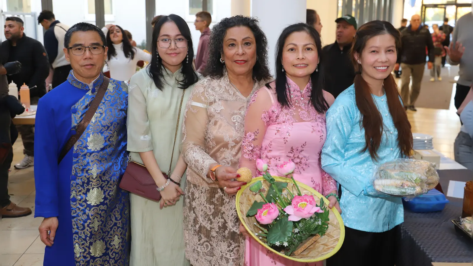 Am Stand der vietnamesischen Küche sieht sich Villy Wiegel (vorne Mitte) um. Sie steht dem Integrationsbeirat der Stadt vor. (Foto: Oliver Herbst)