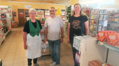Dorfladen-Vorstand Paul Bornowski mit Irene Glauber (links) und Marion Graser (rechts) hofft auf eine Umsatz- steigerung und damit auf den langfristigen Erhalt des Langfurther Dorfladens. (Foto: Friedrich Zinnecker)