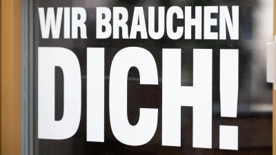 Knapp einem Viertel der Unternehmen fehlen Fachkräfte. (Archivbild) (Foto: Sebastian Kahnert/dpa)