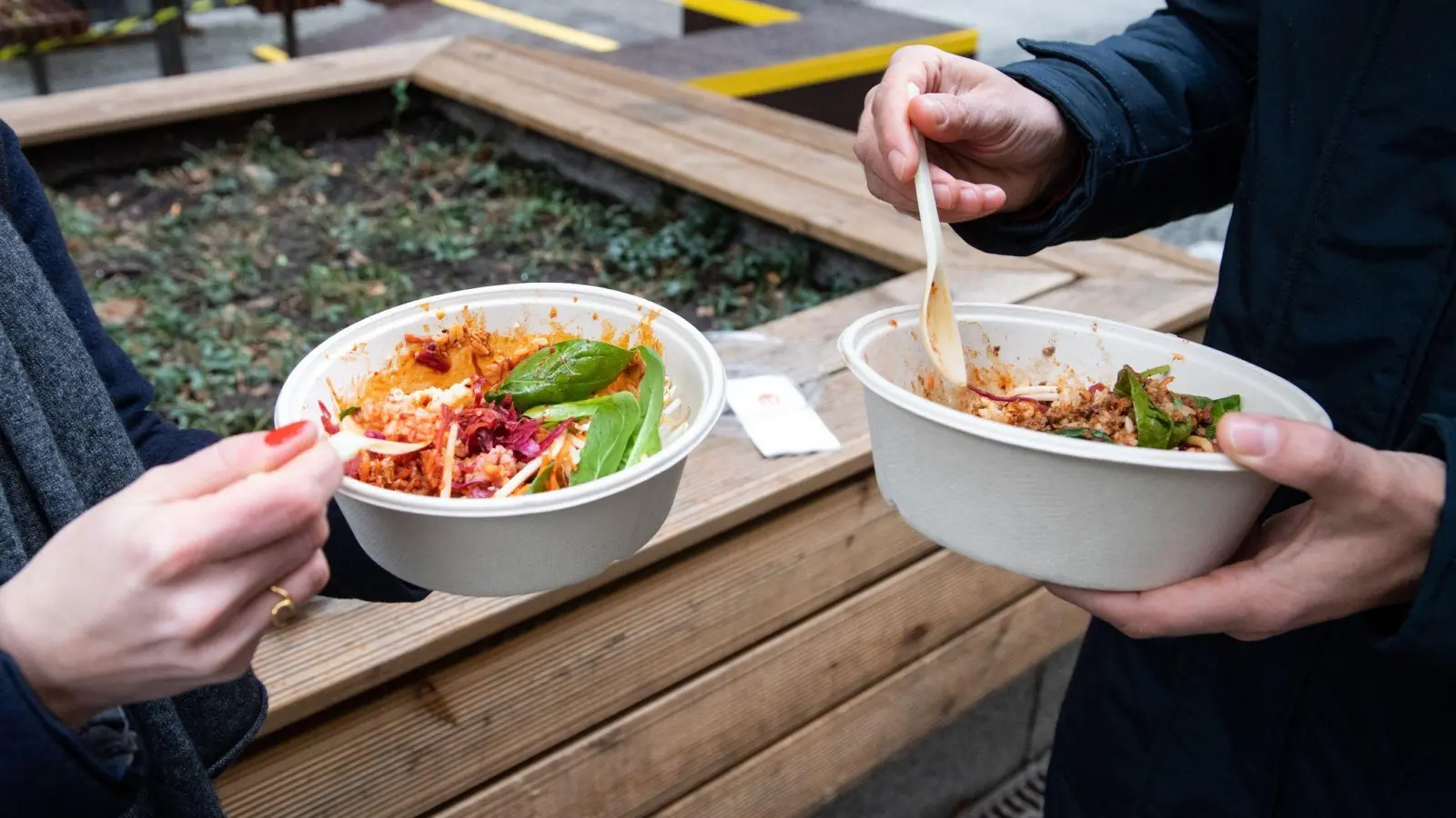 Wer Essen aus dem Restaurant oder von einem Imbiss holt, nimmt aktuell oft auch Verpackungsmüll mit. Das soll sich dieses Jahr ändern. Man hat die Wahl, zum Beispiel Mehrwegbehälter gegen einen Pfand zu bekommen. (Foto: Bernd von Jutrczenka/dpa/dpa-tmn)