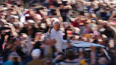Papst Leo XIV. auf dem Weg zur wöchentlichen Generalaudienz auf dem Petersplatz. (Foto: Alessandra Tarantino/AP/dpa)