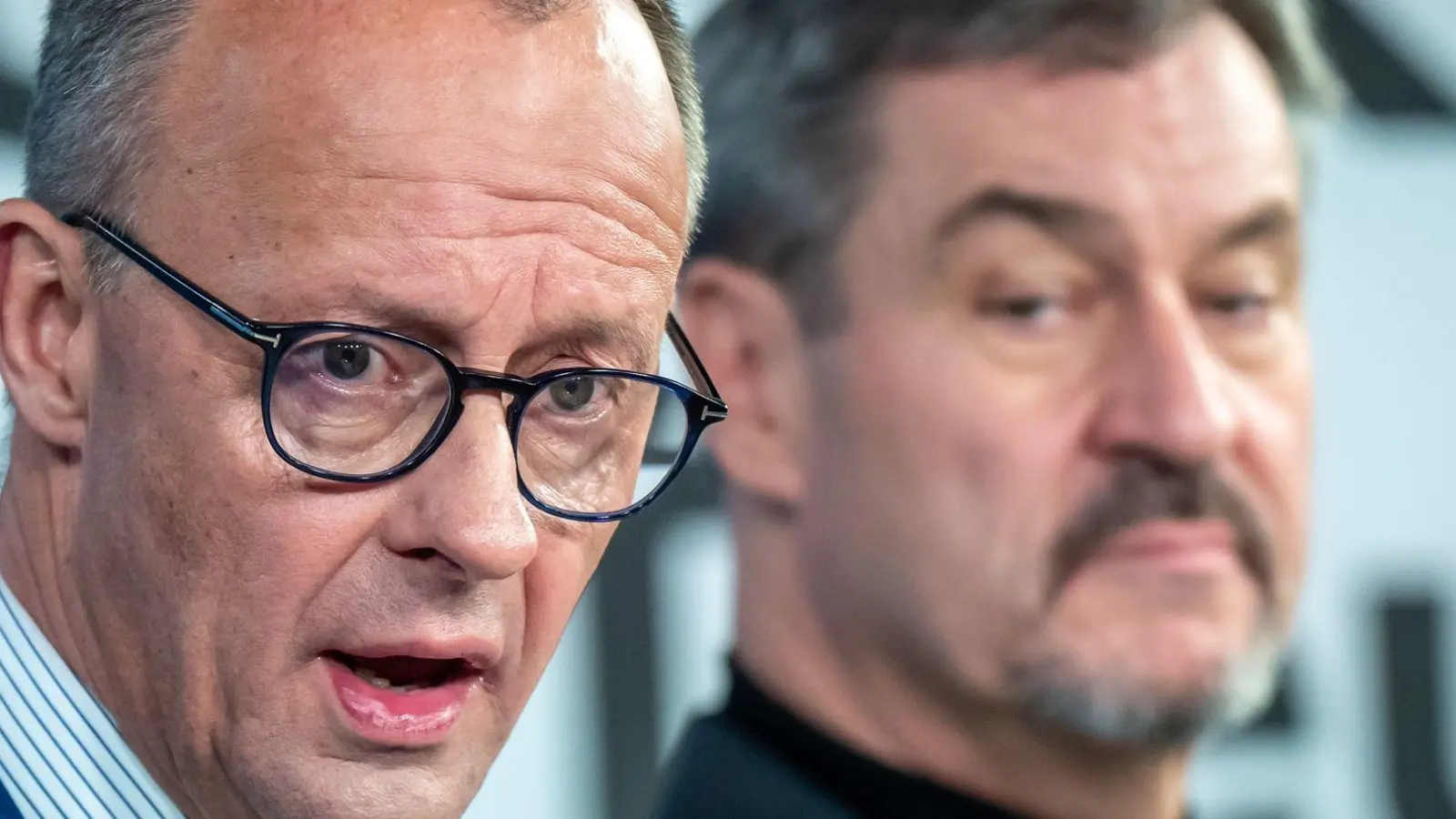 Markus Söder (r) steht trotz der Abstimmungsniederlage im Bundestag weiter hinter Unionskanzlerkandidat Friedrich Merz (Archivbild).  (Foto: Michael Kappeler/dpa)